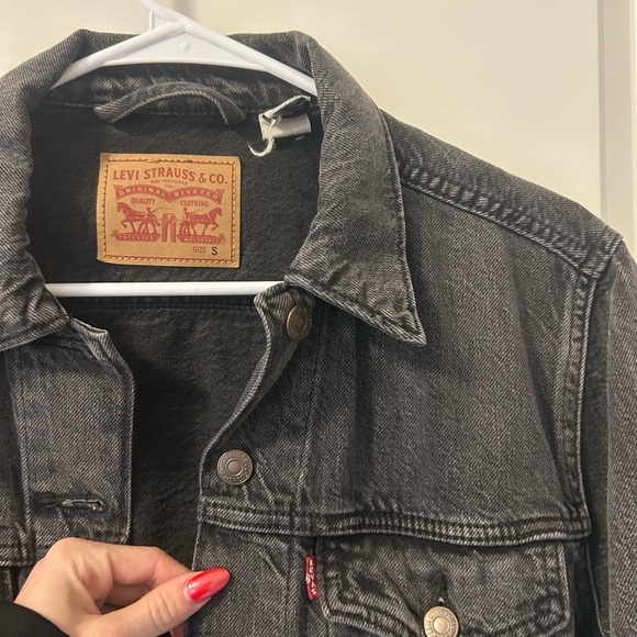 Levi's Black Denim Jacket - Classic Trucker Style - Picture 2 of 4